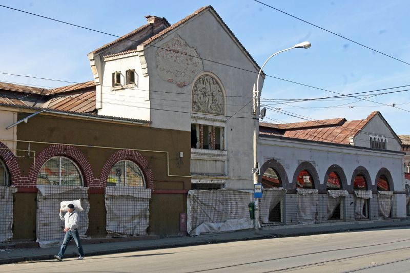 Poliţiştii locali păzesc furtul de la Hala Matache. Hoţii iau tot ce apucă