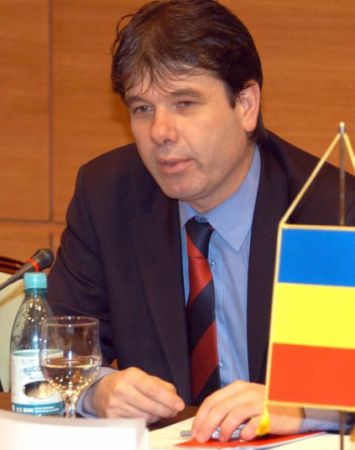 Primarul Braşovului, George Scripcaru, este cercetat pentru complicitate la luare de mită