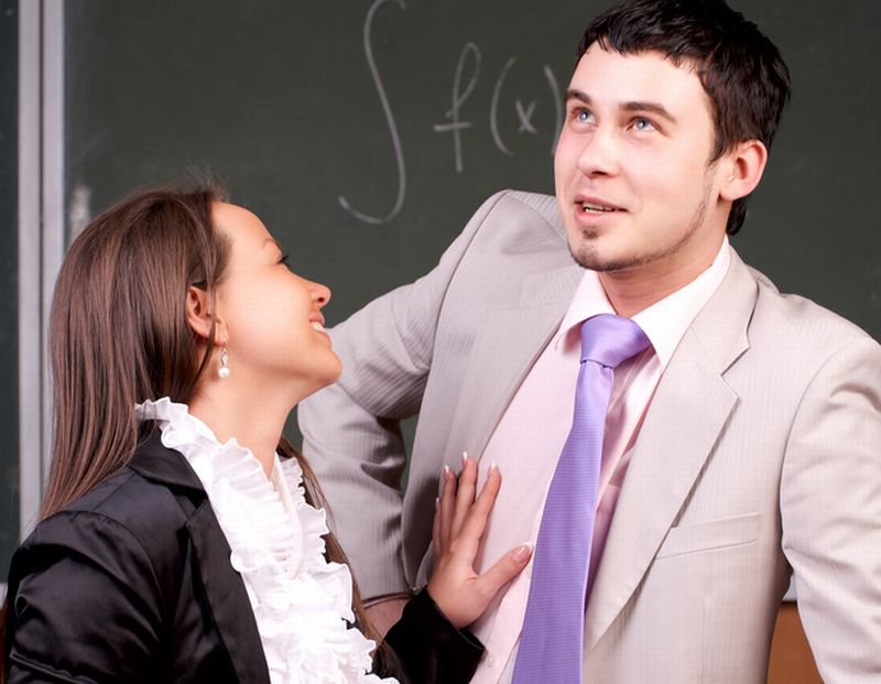 Profesorii se iubesc cu elevele după ce înşală psihologul