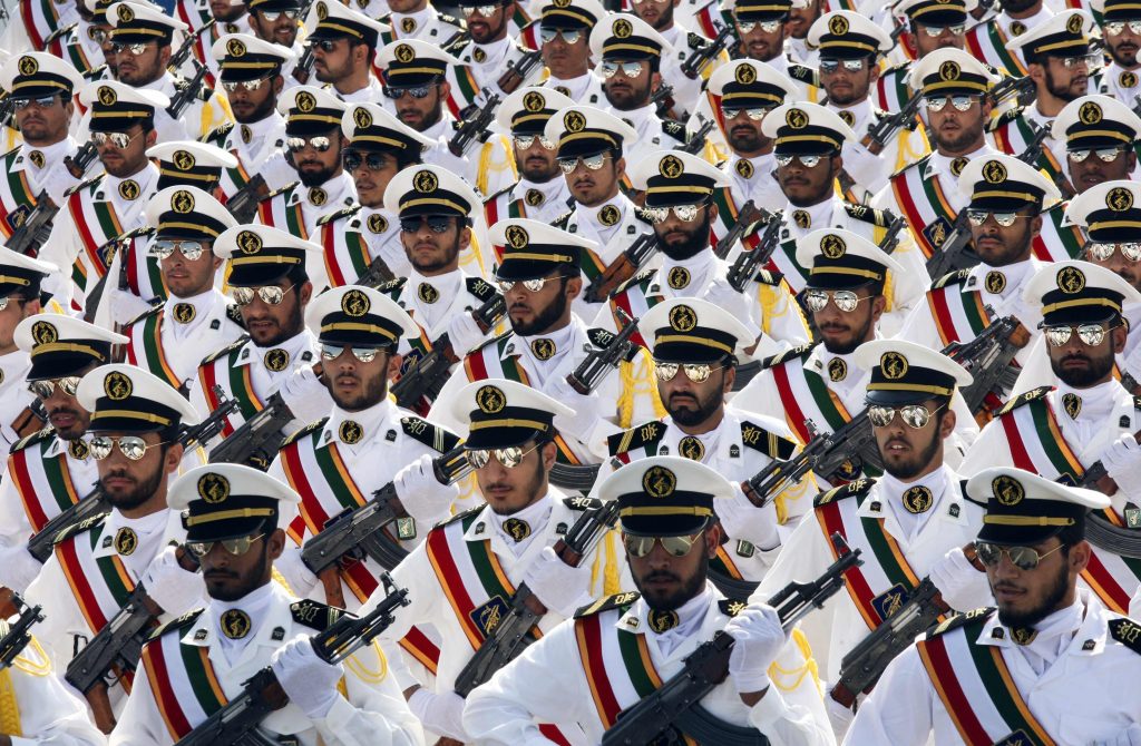 Ofițeri iranieni își abandonează posturile și recrutează trupe