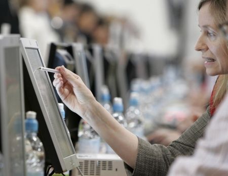 84% dintre români sunt dispuşi să lucreze în străinătate