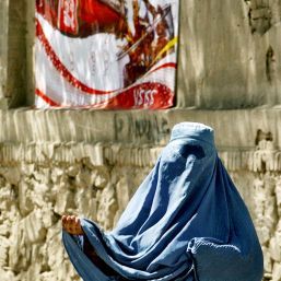 Afganistan: Femeia violată şi condamnată pentru adulter, graţiată de preşedintele Karzai