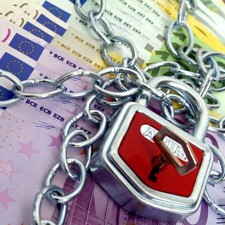 Avertisment Fitch: Ratingurile statelor din Europa de Est puse în pericol de criza datoriilor din zona euro