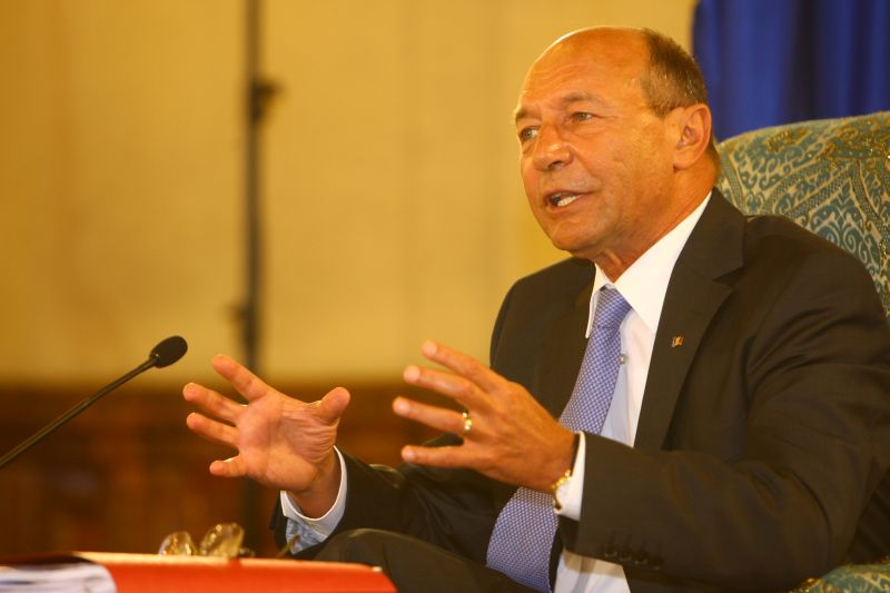 Băsescu: 2012, an de "risc maxim", dacă băncile îşi diminuează fluxurile de capital de pe piaţa românească