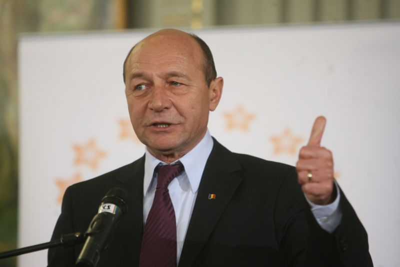 Băsescu: Cum au contribuit băncile la competitivitatea ţării când dădeau credite cu buletinul? Sau Nokia? Sau Ford?
