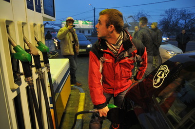 Benzina la pompă s-ar putea ieftini cu 1-2%