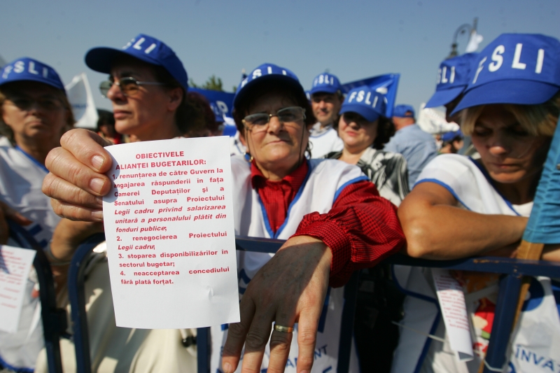 Bugetarii, scutiţi de impozit pe maşină şi casă până îşi primesc salariile netăiate înapoi