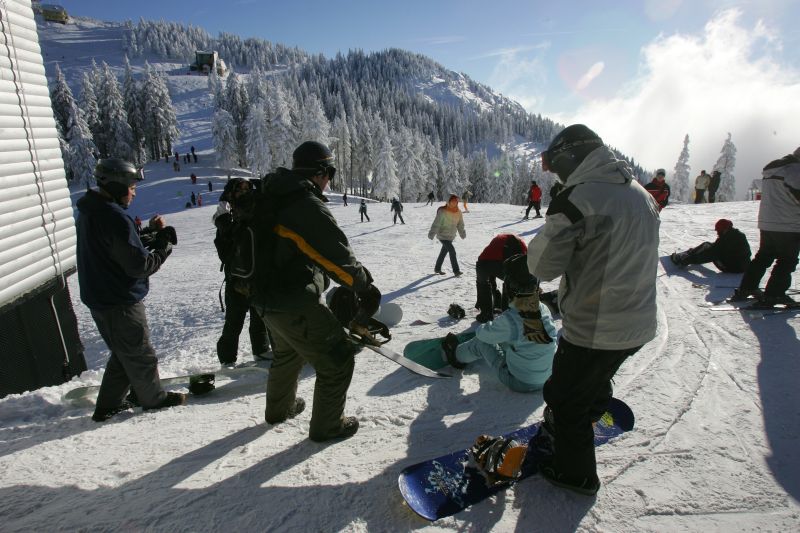 Cu gândul la zăpadă. Mii de turişti au luat cu asalt staţiunile montane