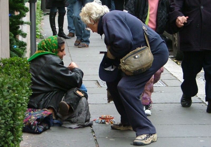 Cum se poate rezolva problema cerşetorilor: amenzi şi pentru cei care dau bani. Aţi fi de acord?