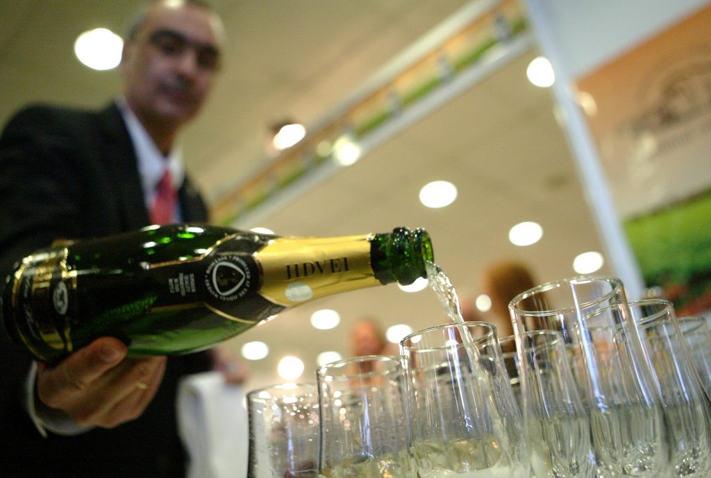 "Dacă bei o găleată de vin, îţi mai revii. Dar dacă bei o găleată de cafea, mai scapi? "