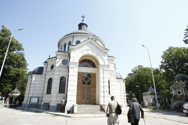 E haos în cimitirele bucureştene şi directorul lor se gândeşte la alei-autostrăzi