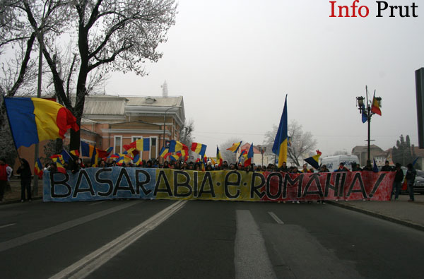EMOŢIONANT. Tinerii moldoveni au strigat de Ziua Naţională că vor să fie români