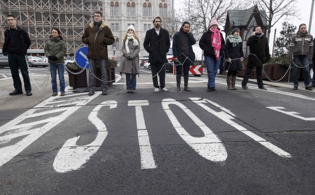 Fostul premier ungar Ferenc Gyurcsany, arestat în timpul unei manifestaţii împotriva "regimului Orban"