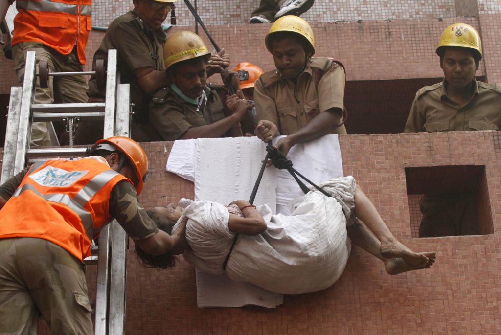 Incendiu într-un spital din India. 89 de oameni au murit, abandonaţi de personalul medical| VIDEO