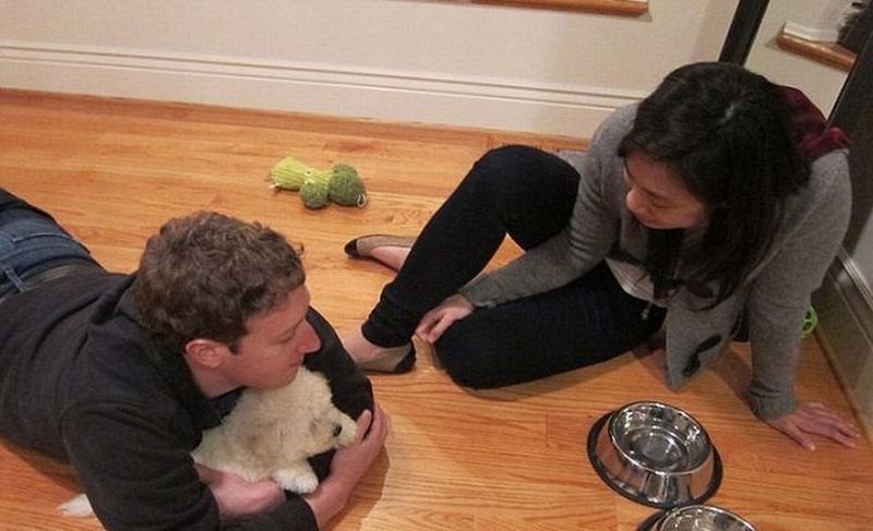 Inventatorul Facebook, trădat de propria creaţie. Vezi poze cu Mark Zuckerberg!