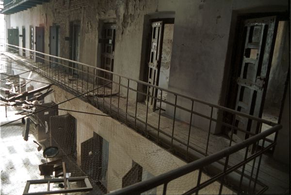 Invenţiile din penitenciare: Ţuica eco de "bulău" şi halucinogene din scrum