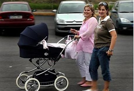 Lesbiene sub acoperire: poveştile femeilor care spun că au greşit căsătorindu-se cu bărbaţi