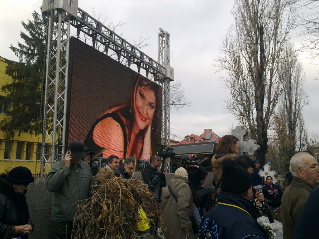 Mălina Olinescu a fost înmormântată. Iubitul ei a plâns în hohote lângă sicriu