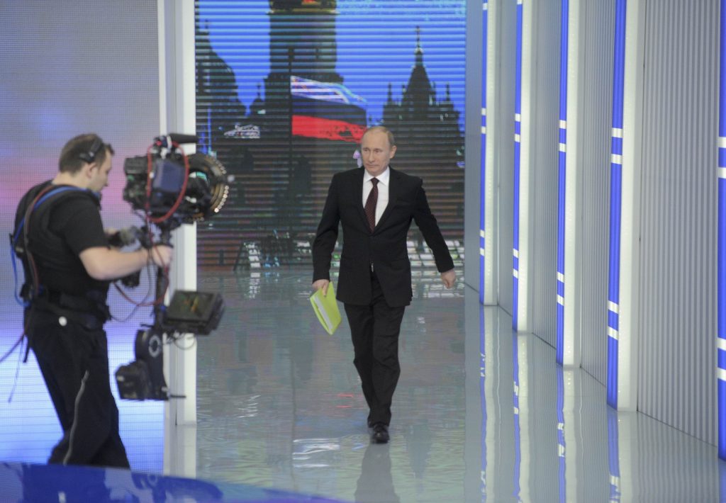 Putin răspunde în direct la întrebările ruşilor. Camere video în birourile de vot la alegerile din 2012
