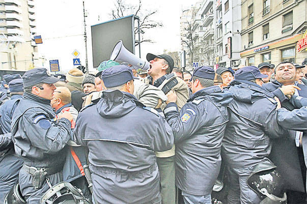 Revoluţionar, zootehnist şi poet, strănepotul lui Eminescu protestează în versuri
