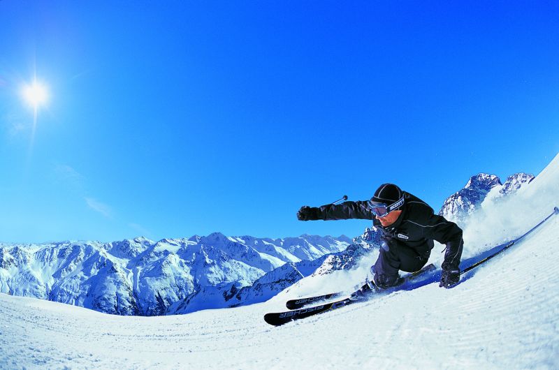 Românii încalţă patinele şi se urcă pe schiuri