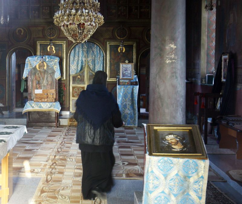 Ruşinea de la Tăriceni. Maica Sebastiana nu era de piatră. Sătenii fac scenarii, doctorii o ascund de televiziuni