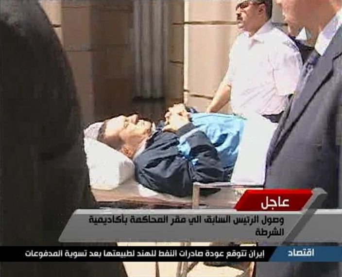 S-a reluat procesul lui Hosni Mubarak. Fostul lider egiptean, adus pe targă