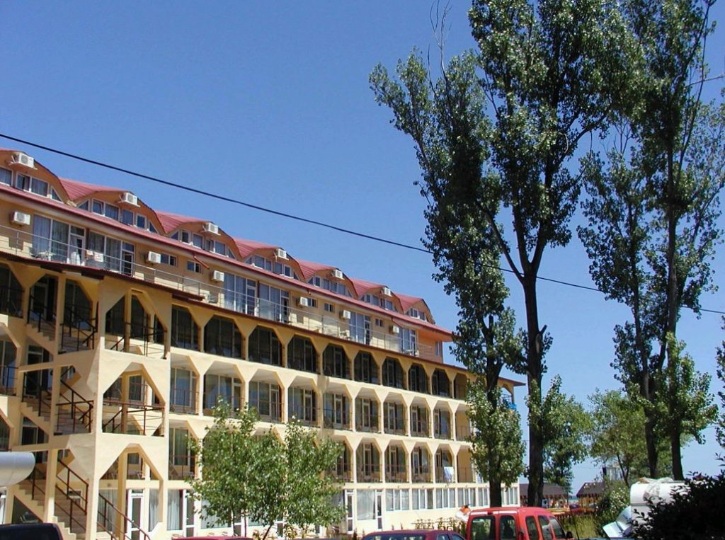 SCANDAL LA MAMAIA. Buldozerele au demolat un hotel ridicat fără autorizaţie