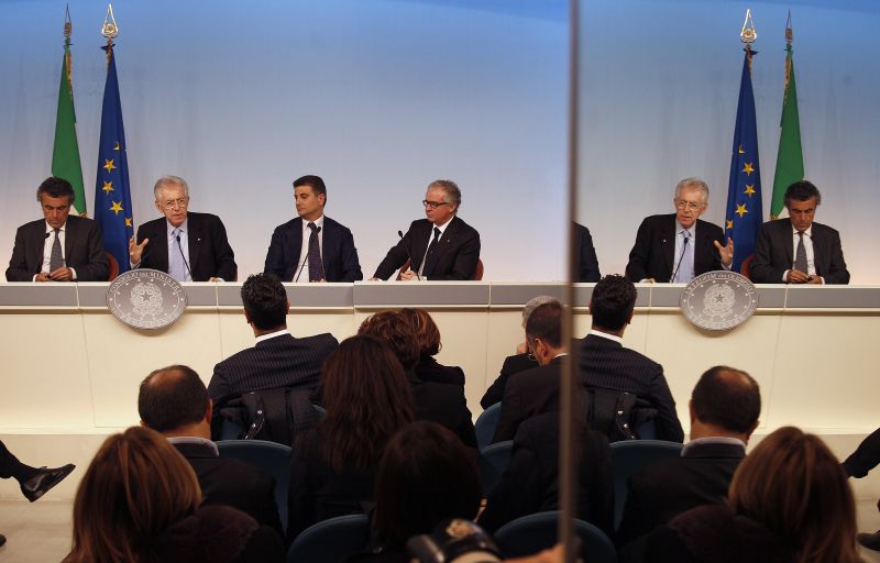 Scrisori cu gloanţe pentru politicieni şi jurnalişti, interceptate în Italia