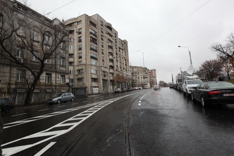 Se circulă pe o parte din artera de lux Uranus