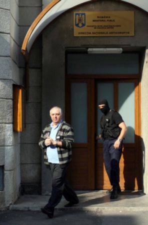 Şefului de la Permise Argeş i s-a confiscat jumătate de milion de euro