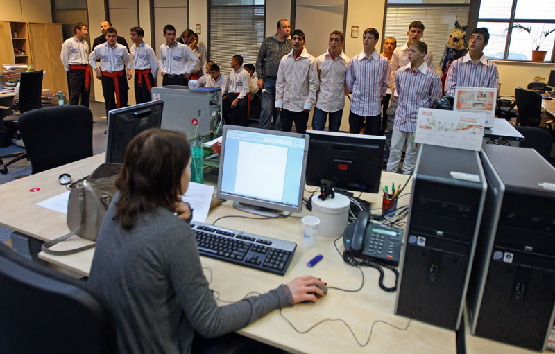 Tinerii din centrele de reeducare au ieşit la colindat