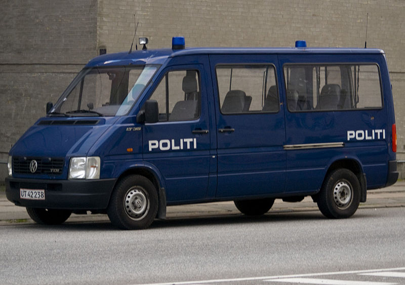 Zeci de români, umiliţi de poliţişti în Danemarca. Au fost încătuşaţi şi fotografiaţi fără motiv