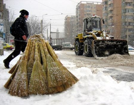 AFLĂ cum se circulă în Capitală. Municipalitatea împarte hrană și îmbrăcăminte