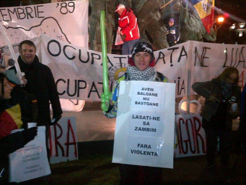 Bastoane din baloane, mascați, pirați și neveste disperate