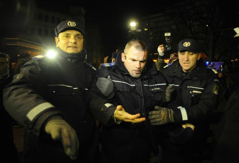 Boc, în vizită la jandarmul rănit grav în Piața Universității: „Cărămizile nu sunt soluția. Viața nu poate fi reparată”