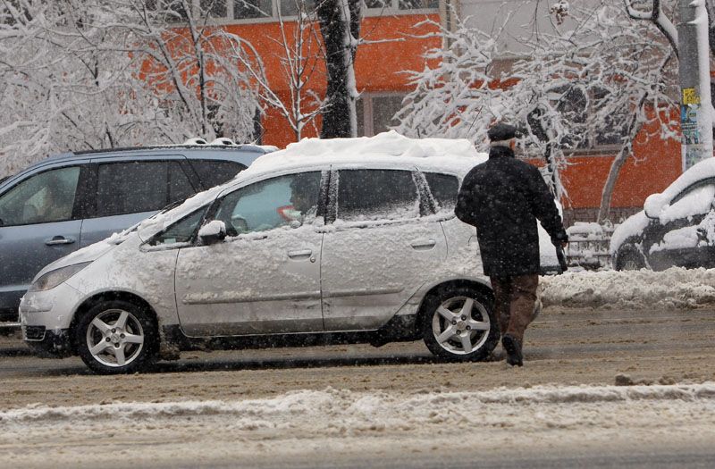 Cum să circuli în siguranţă pe ninsoare şi viscol