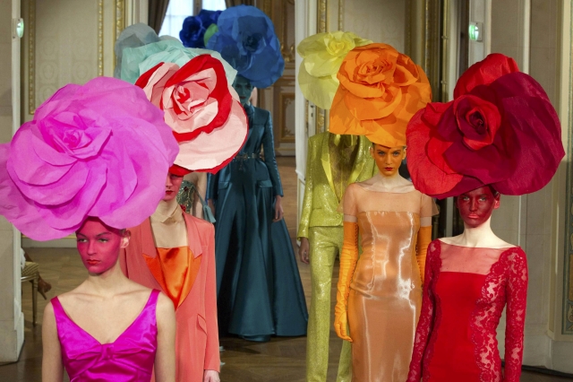 Eleganţa Chanel, extravaganţa lui Gaultier şi optimismul Versace, rendez-vous la Paris | FOTO