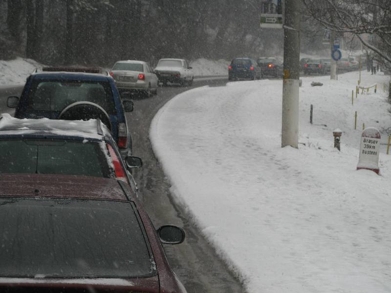 IARNA PUNE STĂPÂNIRE PE ŞOSELE! Vezi pe unde se circulă greu din cauza zăpezii!