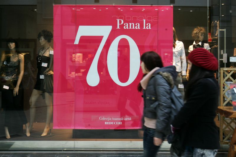 Încep marile reduceri la haine