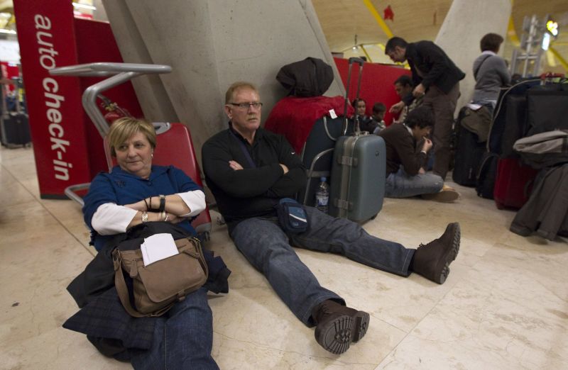 Întârzieri pe aeroporturile Băneasa şi Otopeni din cauza ninsorii