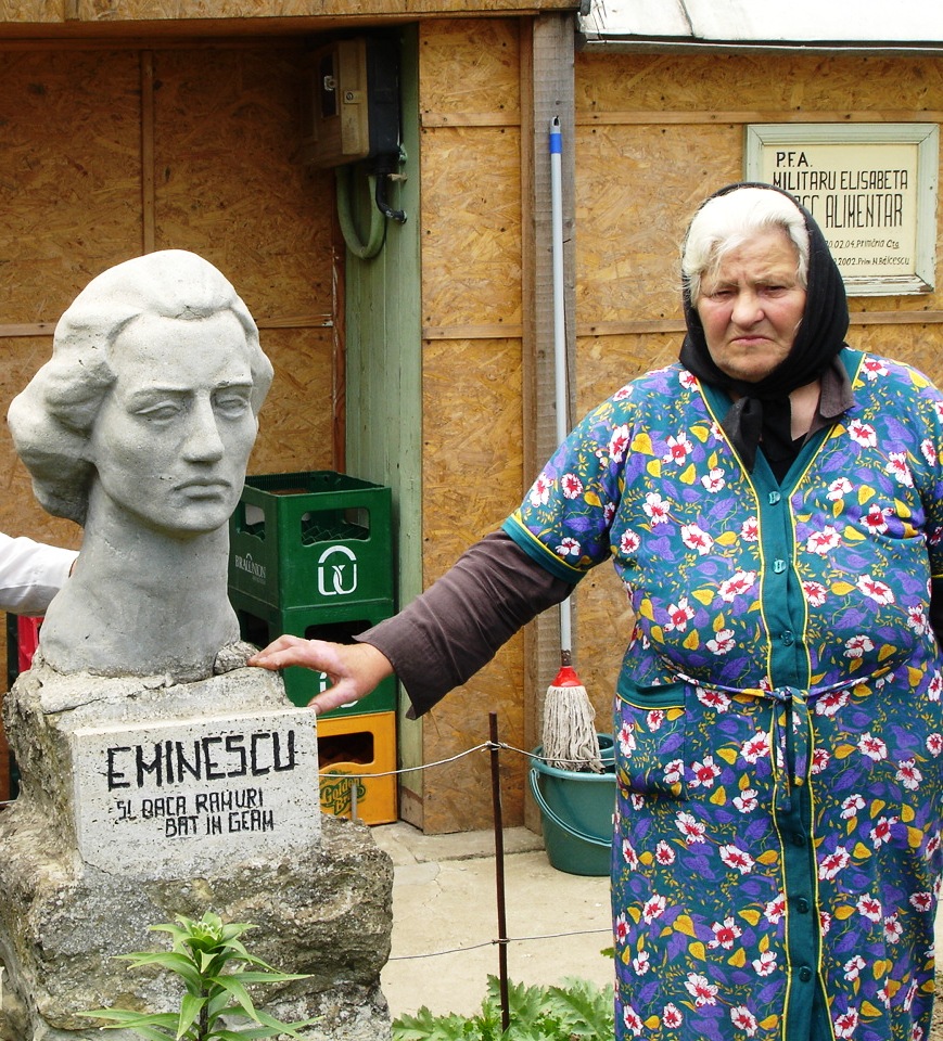 Iubire necondiţionată. Marele Eminescu, "adoptat" de doi pensionari