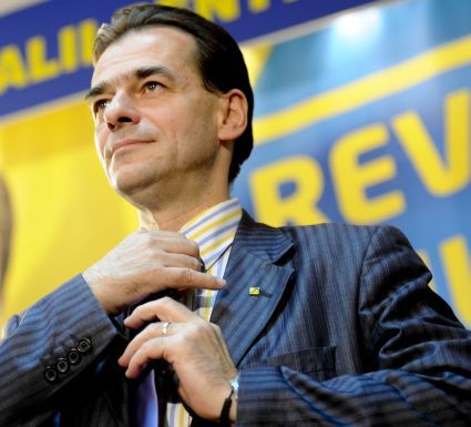 Ludovic Orban, huiduit și bruscat din nou de protestatari în Piața Universității. Ieși afară, javră ordinară!