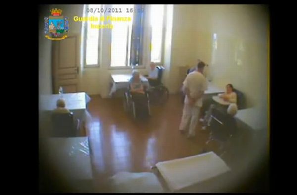 O româncă, arestată pentru că a maltratat bătrânii dintr-un azil din Italia| IMAGINI ȘOCANTE
