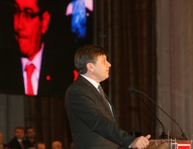 PNL în grevă parlamentară. Jumătate din parlamentari speriați că-și pierd banii și privilegiile
