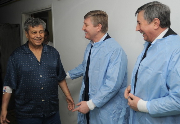 Primele fotografii cu Mircea Lucescu după operație. Medicii care l-au îngrijit, invitați la Donețk