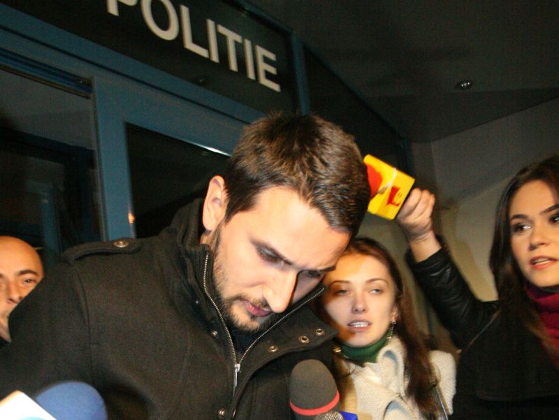 Proful de la Jean Monnet, la un pas să fie eliberat. Cine s-a interesat de el și e nerăbdătoare să-l revadă