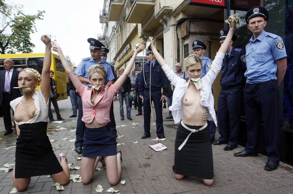 Protest SEXY, la -10 grade. Activistele în sânii goi știu cine e de vină pentru criza mondială