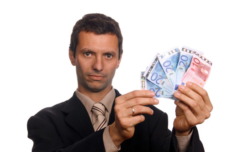 Protestele nu ne ard la buzunar! Ne împrumutăm mai ieftin ca acum o săptămână