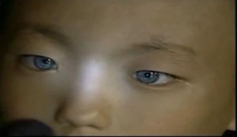 S-a născut copilul cu ochi de pisică | VIDEO